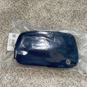 Lululemon everywhere belt bag true navy